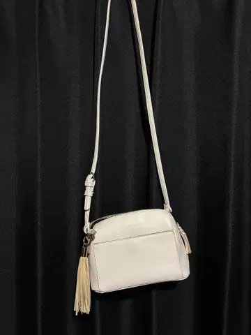 화이트 태슬 포함 숄더백 Niko and -