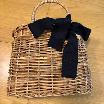 라탄 소재 리본 포함 스퀘어형 바스켓백