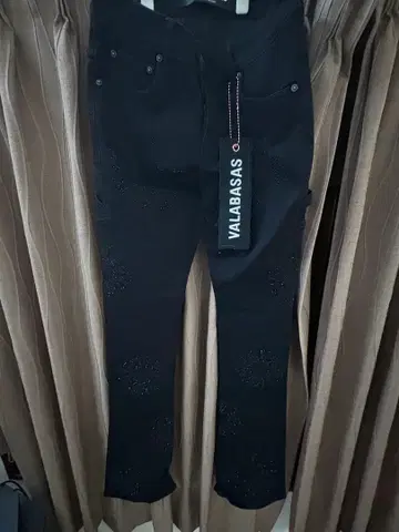 VALABASAS 비즈 장식 블랙 스키니 데님