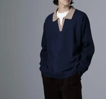 네이비 V넥 스웨터 베이지 옷깃