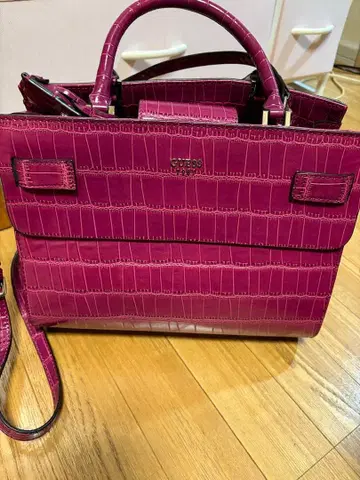GUESS 크로커다일풍 퍼플 숄더백