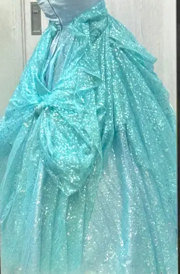 광택감과 라메가 특징인 스카이블루 플레어 드레스