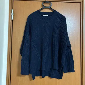 네이비 케이블 짜임 니트 스웨터 긴팔