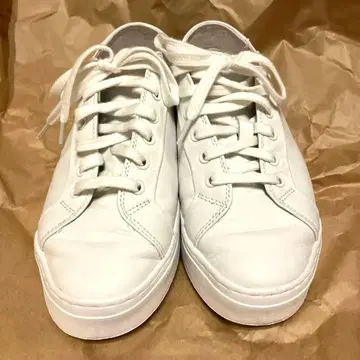 FILLIN 화이트 가죽 스니커즈 23cm