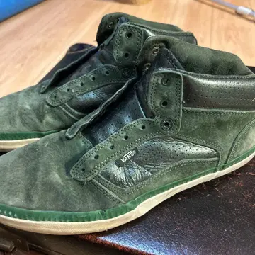 VANS OTW 미들 다크 그린 브레이킹 배드 제시 핑크 모델