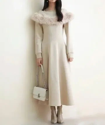 세존드파피용 퍼 달린 케이프풍 롱 플레어 원피스 베이지