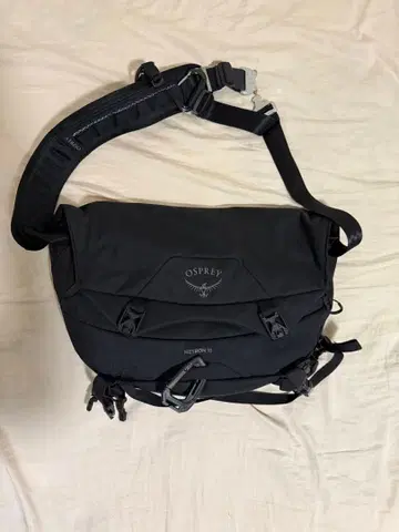 OSPREY METRON 18 메신저 백 블랙
