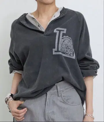 REMI RELIEF HENLEY NECK PRINT TEE