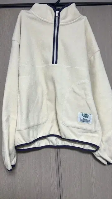 크림색 플리스 자켓 하프 지퍼