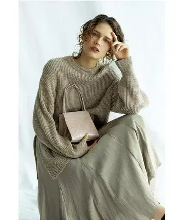 미라 오웬 슬릿 니트 베이지 새상품