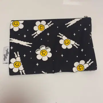 한국 한정판 위글위글 르세라핌 콜라보 파우치