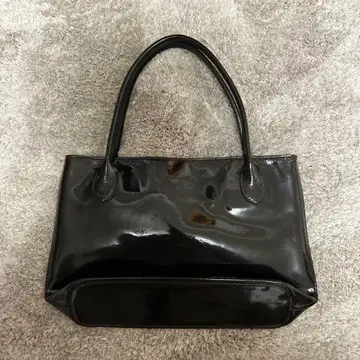 마가렛호웰 짙은 갈색 에나멜풍 핸드백