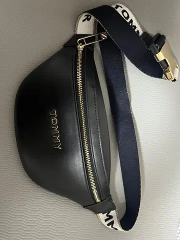 TOMMY HILFIGER 블랙 바디백