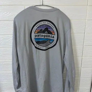 이것은 파타고니아의 롱 슬리브 T셔츠입니다.