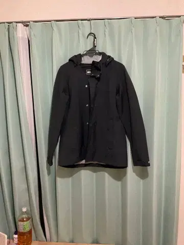 블랙 후드 부착 마운틴 후드티