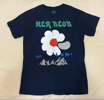 HER NEON 꽃과 산 디자인 티셔츠 네이비