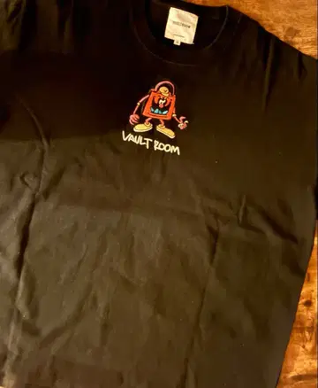 VAULT ROOM 티셔츠 스티커 3개 포함
