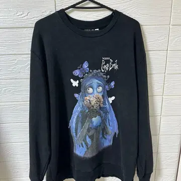 팀 버튼의 '크리스마스 악몽' 디자인이 그려진 트레이닝복입니다.