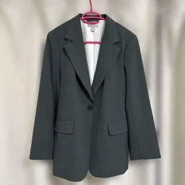 그레이 테일러드 자켓과 슬랙스 셋업