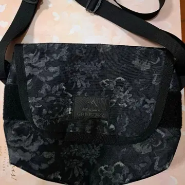 GREGORY 블랙 꽃무늬 숄더백