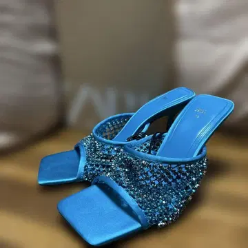 [택 포함 새상품] ZARA 비쥬 장식 파랑 샌들 38