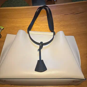 토트백 (엘레벤스두)