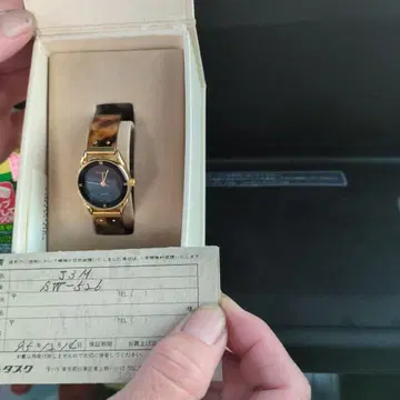 아날로그 쿼츠 손목시계 골드와 블랙