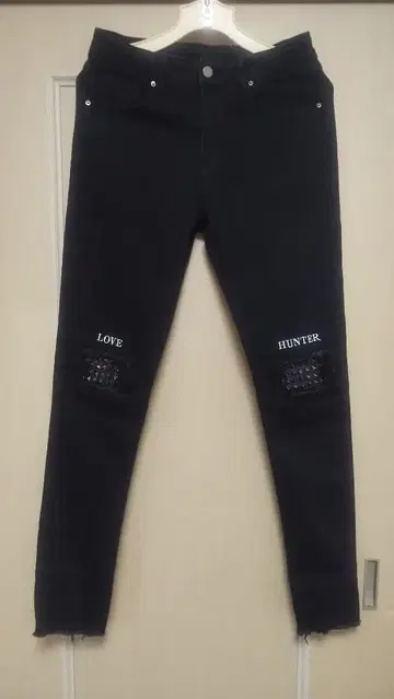 LOVE HUNTER 자수 스터드 장식 블랙 데님 스키니 팬츠