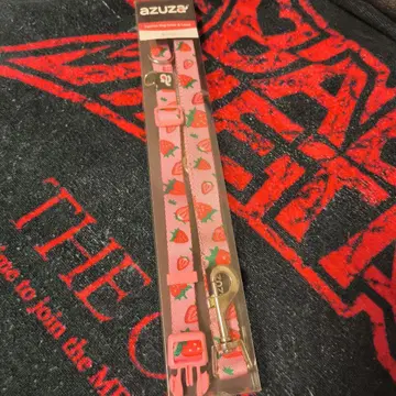 azuza 패션 도그 칼라 & 리드 미디엄 딸기 무늬