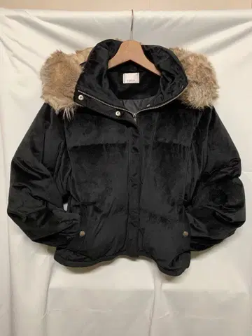 EGOIST 블랙 퍼 달린 숏 다운 자켓