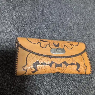 가죽 꽃무늬 클러치백