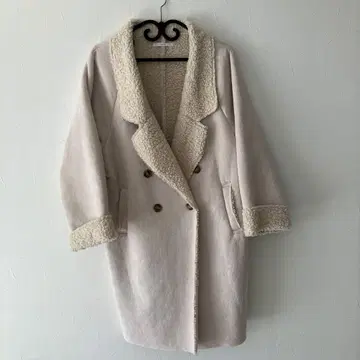 보아 달린 크림색 더블 브레스트 코트