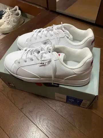 새상품 FILA 화이트 스니커즈