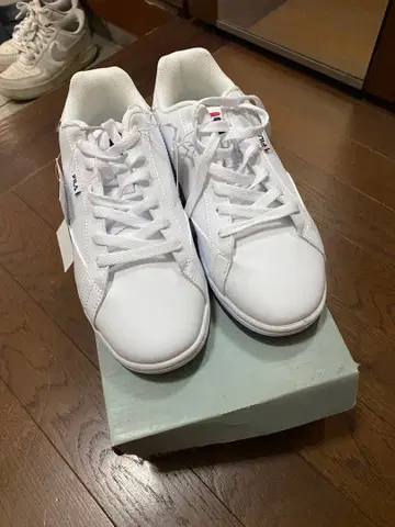 새상품 FILA 화이트 스니커즈