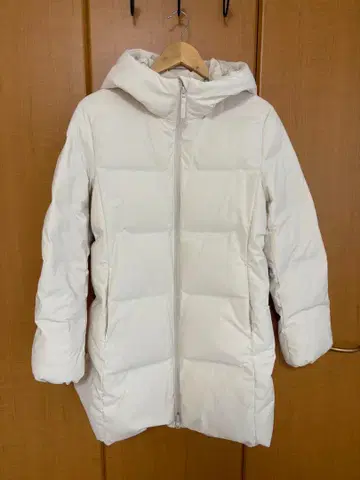 화이트 다운 자켓 후드 부착