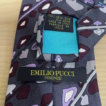 에밀리오 푸치 넥타이