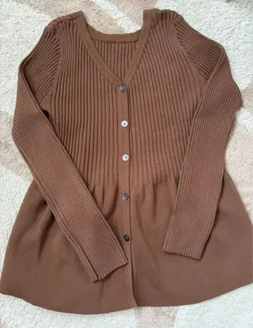 BASEMENT ONLINE 페플럼 니트 베이스먼트 브라운