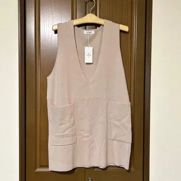 어반 리서치 라이트 베이지 V넥 니트 베스트