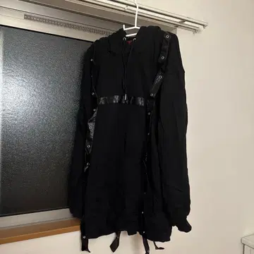 블랙 후드 부착 맨투맨