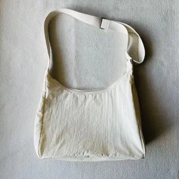 GU 라운드 숄더백 나일론 화이트