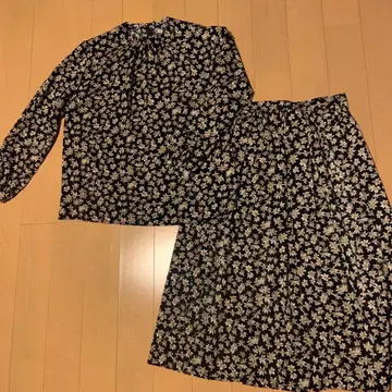 꽃무늬 블라우스와 플레어 스커트 셋업