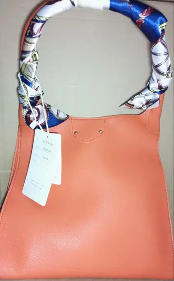 오렌지 스카프 포함 핸드백