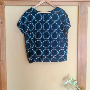 마블슈드 꽃 왕관 자수 상의 시로츠메쿠사