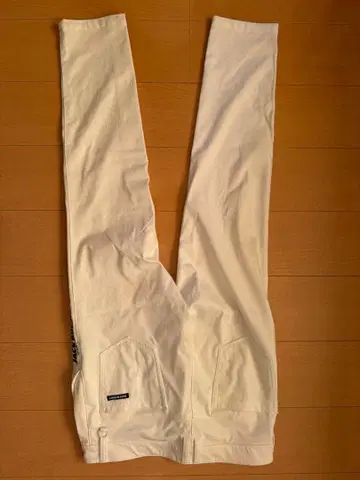 화이트 슬림핏 팬츠 로고