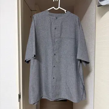 그레이 반팔 셔츠 버튼 포함