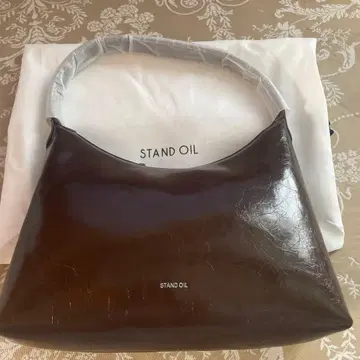 스탠드 오일 숄더 백 브라운