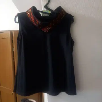 블랙 슬리브리스 상의