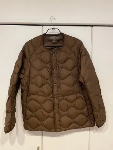 화이트 마운티니어링 유니클로 울트라 라이트 다운 XL 브라운