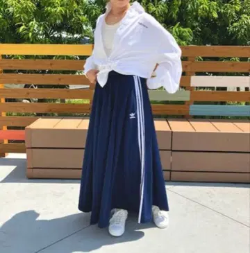 adidas 네이비 플레어 스커트