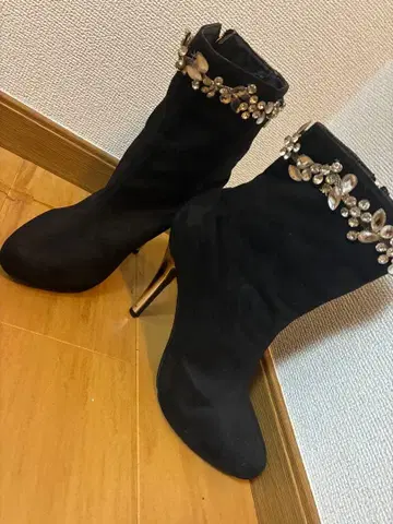 Rady 비쥬 장식 블랙 스웨이드풍 부츠